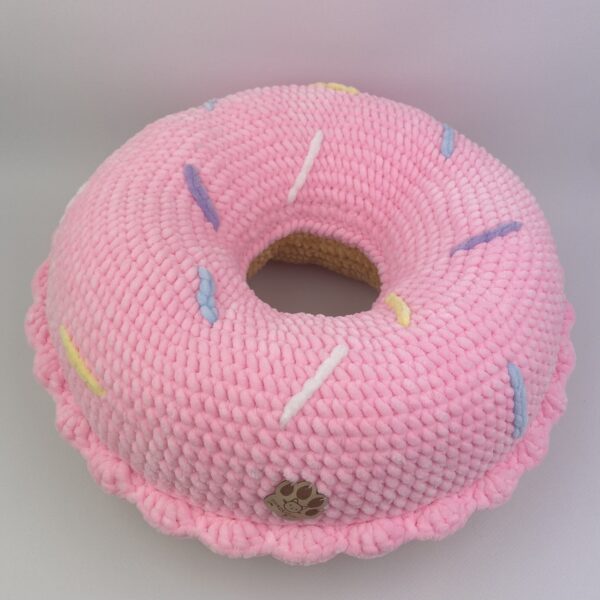 Poduszka dekoracyjna – donut różowy 1 - poduszka dekoracyjna, poduszka relaksacyjna, donut, pączek, ciastko, tłusty czwartek, prezent na walentynki, prezent dla niej, prezent dla dziecka