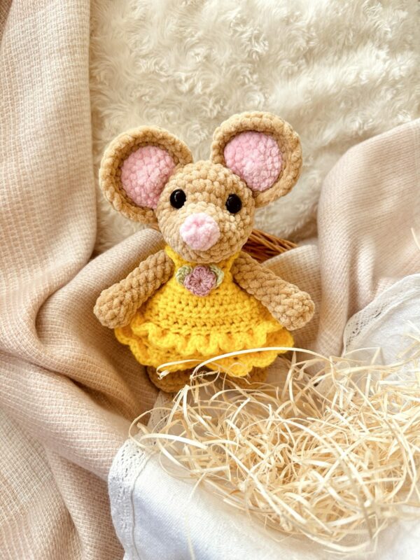 Myszka Micipici w żółtej sukience 1 - myszka,myszka micipici,żółta sukienka,szydełkowa myszka,maskotka na szydełku,myszka do zabawy,prezent dla dziewczynki na 3 latka,pomysł na prezent,mała myszka,rękodzieło na prezent,maskotka handmade